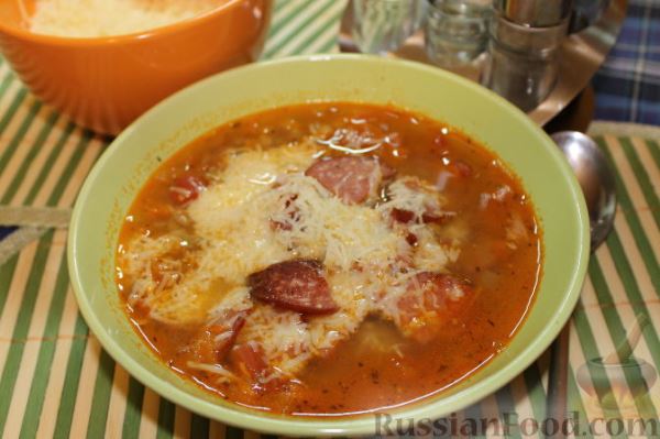 Чечевичный суп с копченой колбасой и пармезаном