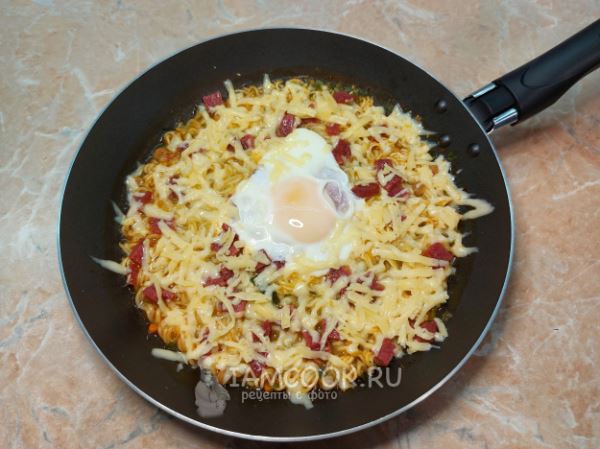 Доширак с яйцом на сковороде