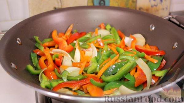 Говядина с овощами на сковороде, по-азиатски