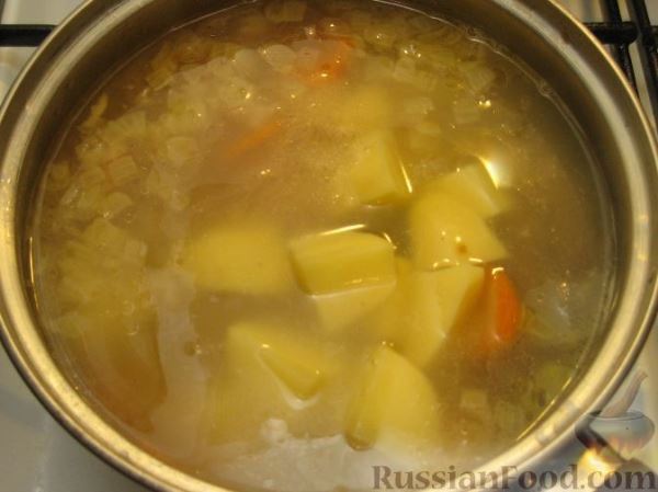 Густой куриный суп с чесночными сухариками