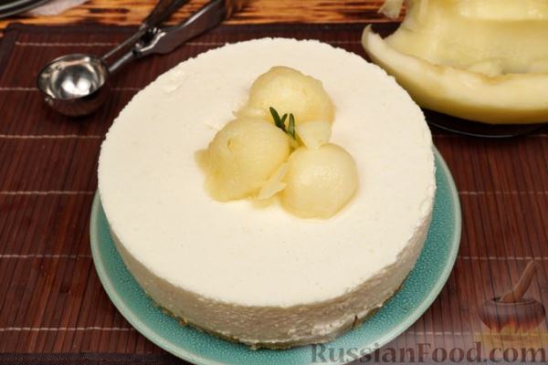 Йогуртово-сливочный торт с дыней и печеньем (без выпечки)