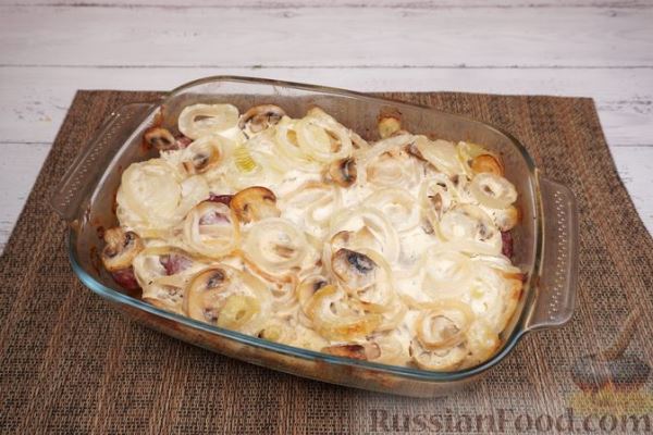 Картофель, запечённый с грибами и колбасой