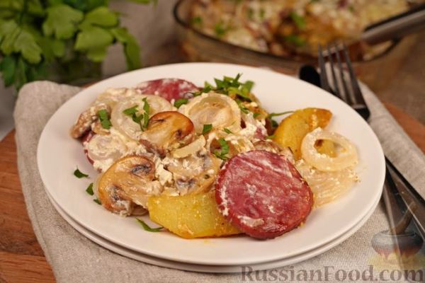 Картофель, запечённый с грибами и колбасой
