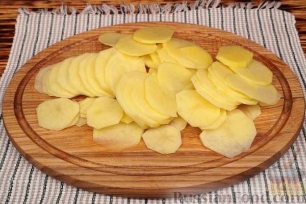Картофель, запечённый с луком и сливочным маслом