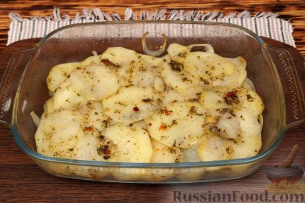 Картофель, запечённый с луком и сливочным маслом