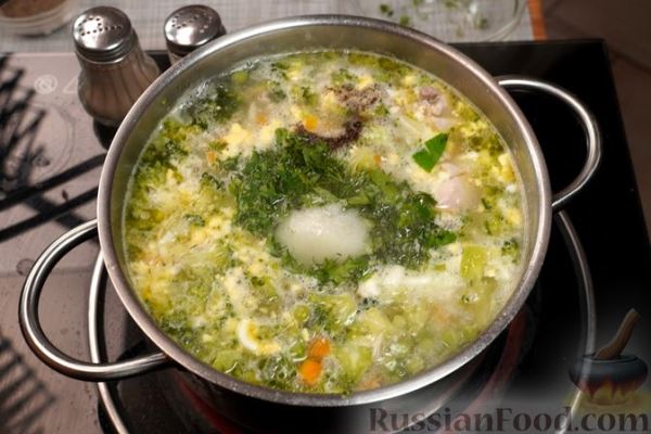 Куриный суп с брокколи, зелёным горошком и яйцами