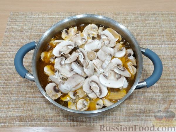 Куриный суп с грибами и паприкой