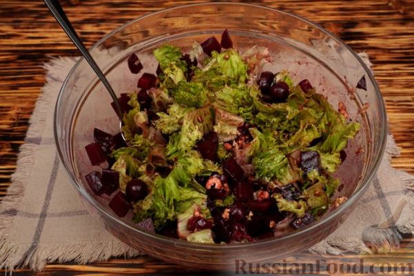 Салат из свёклы с вишней и фетой