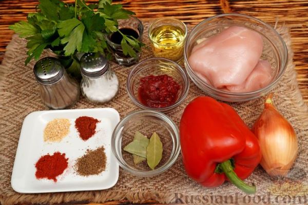 Салат с курицей, болгарским перцем и томатно-соевой заправкой