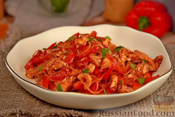 Салат с курицей, болгарским перцем и томатно-соевой заправкой