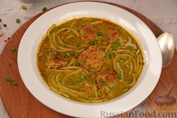Шпинатный суп с фрикадельками, спагетти и сливками