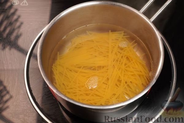 Шпинатный суп с фрикадельками, спагетти и сливками