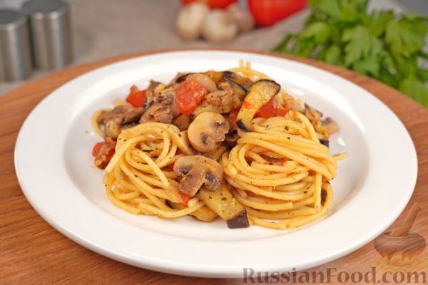 Спагетти с баклажанами, грибами и помидорами