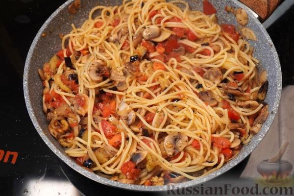 Спагетти с баклажанами, грибами и помидорами