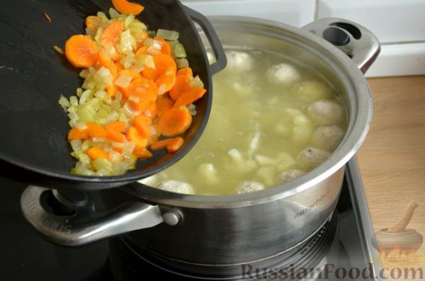 Суп из цветной капусты с куриными фрикадельками и рисом
