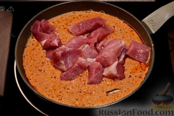 Свинина, тушенная в томатном соусе с кефиром