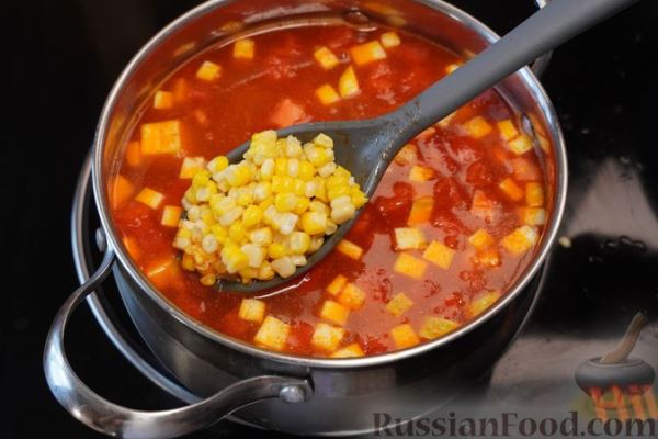 Томатный суп с кабачками, кукурузой и сладким перцем