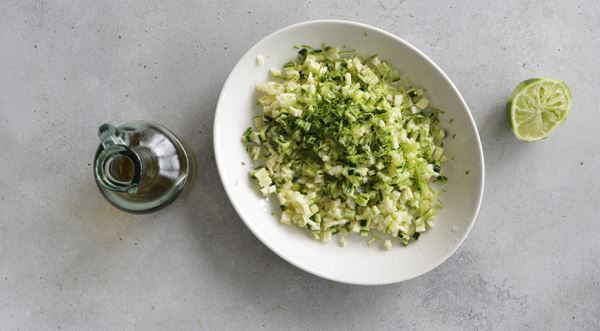 Зеленый салат с тартаром из цукини