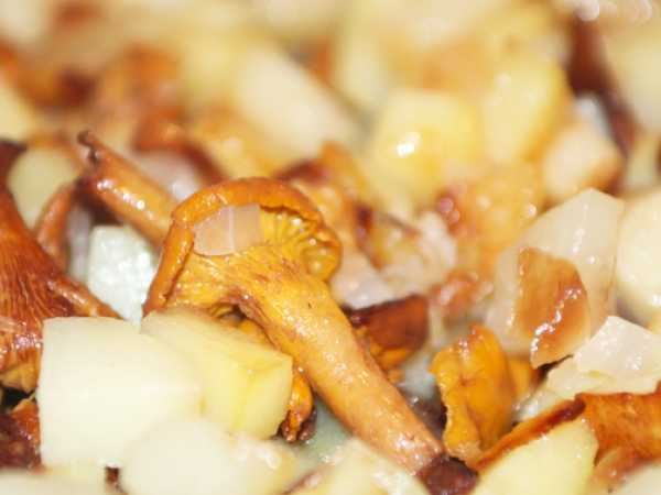 Жареная картошка с лесными грибами на сковороде