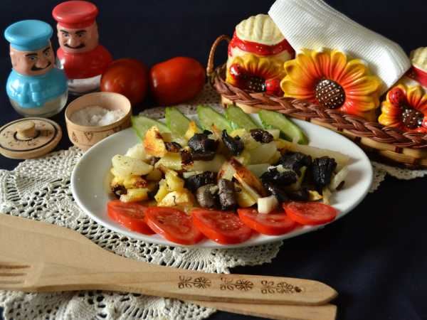 Жареная картошка с лесными грибами на сковороде