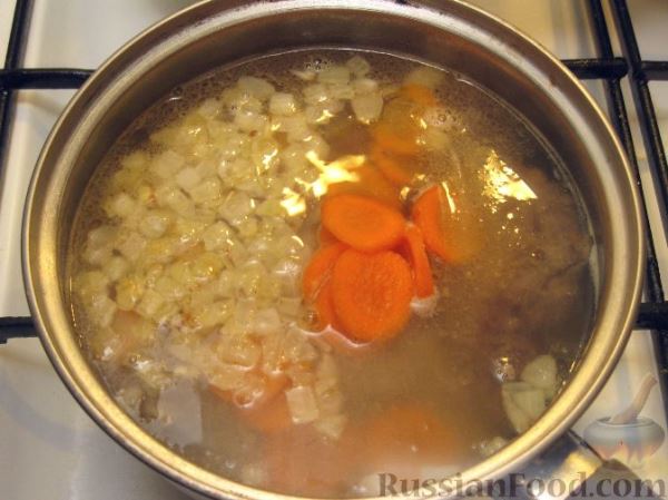 Густой куриный суп с чесночными сухариками